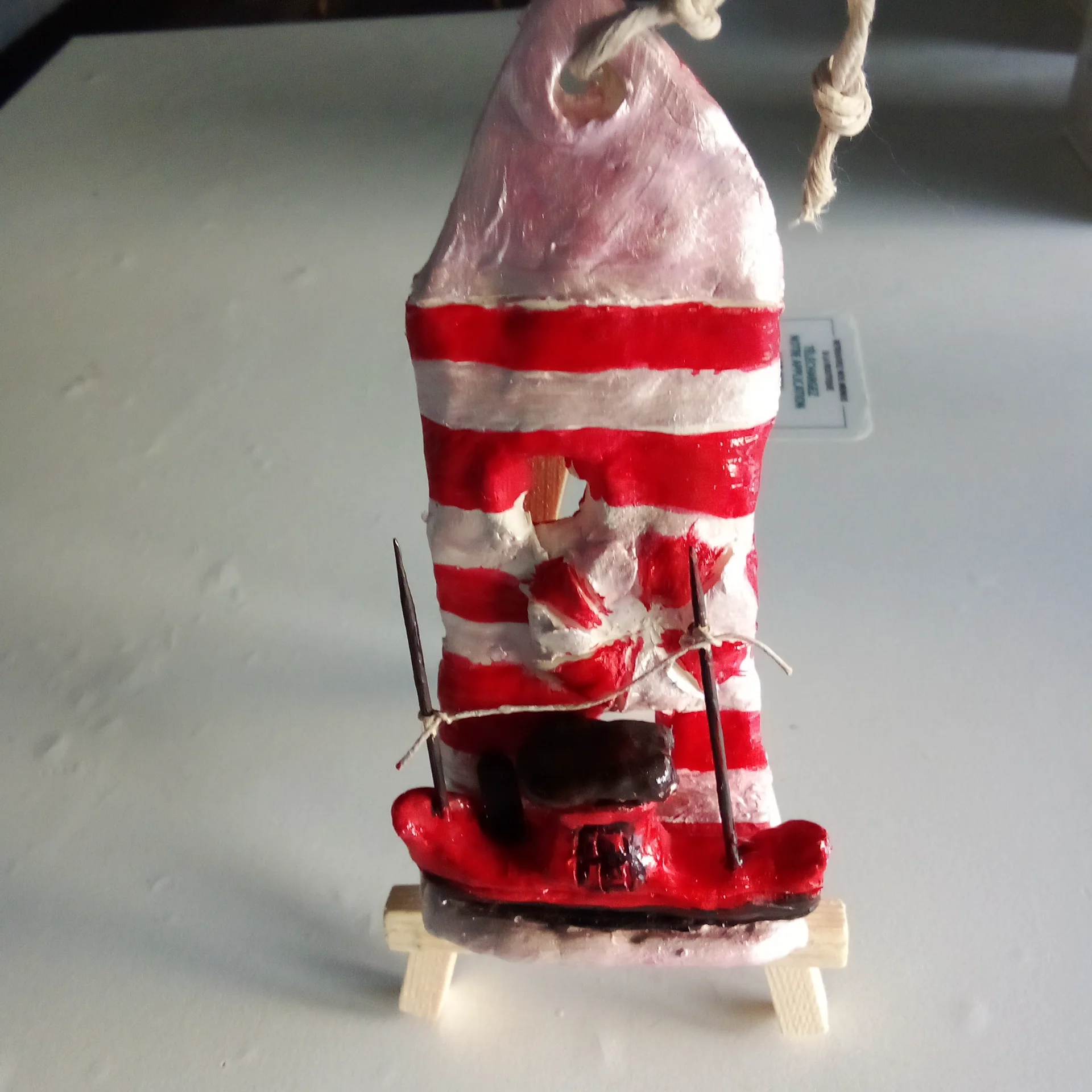 Phare blanc et rouge